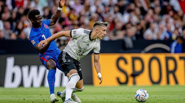 他用实际行 他用实际行